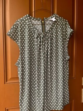 Liz Claiborne  with 1X | Pink Geometric Print Top | Short Sleeve